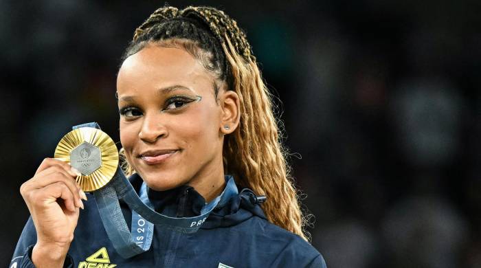 La brasileña Rebeca Andrade posando con su medalla de oro.