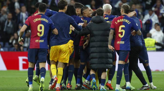 Los jugadores del FC Barcelona celebran la victoria tras el partido contra el Real Madrid.