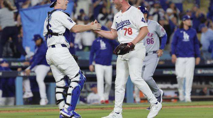 Los jugadores Ben Casparius (d.) y Will Smith de Los Ángeles Dodgers.