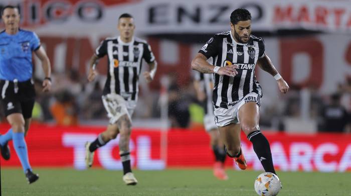 Hulk (d) de Mineiro controla el balón en un partido de las semifinales de la Copa Libertadores.