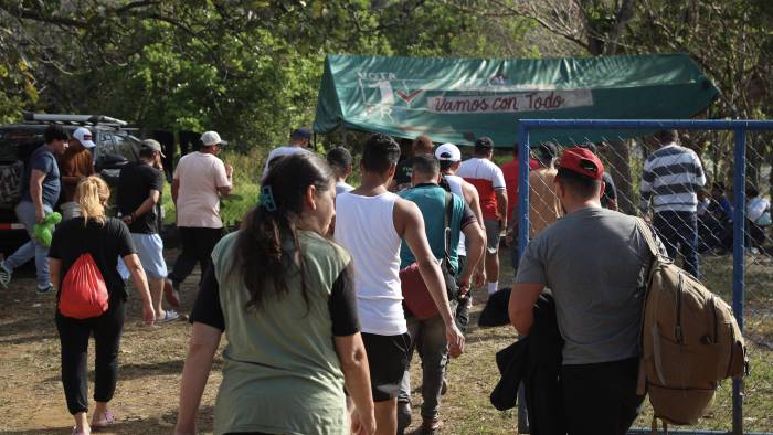 Los migrantes esperan la autorización del congreso general guna para seguir su viaje por mar.