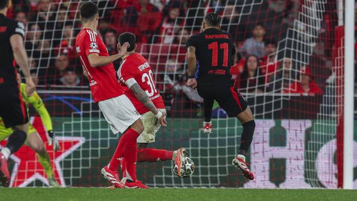 El jugador del FC Barcelona Raphinha marca el 0-1 durante el partido de ida de octavos de final de la UEFA Champions League.