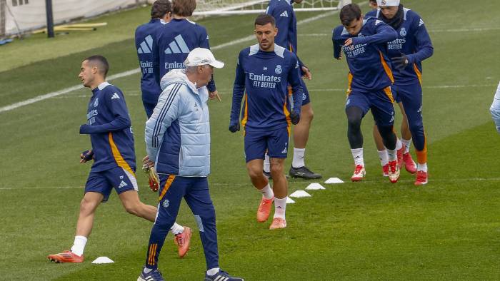 El entrenador del Real Madrid, Carlo Ancelotti (2i), dirigiendo un entrenamiento.