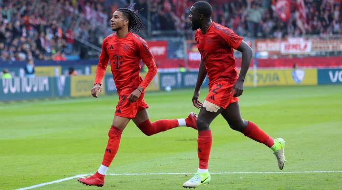 El alemán Michael Olise (I) celebra su gol ante el Bochum en Bochum, Alemania. EFE/EPA/FRANK ZEISING .