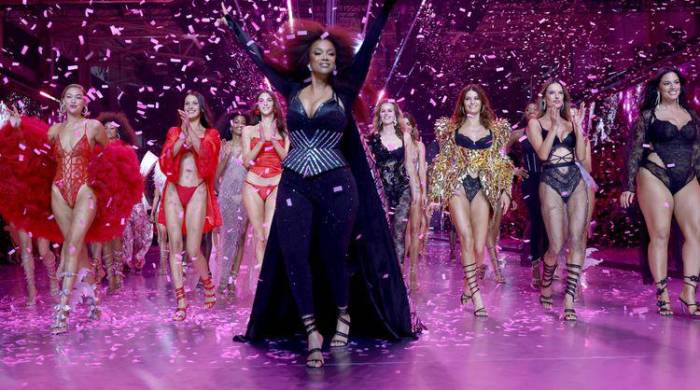 Tyra Banks se presentó en la ronda final de la pasarela seguida de las demás modelos.