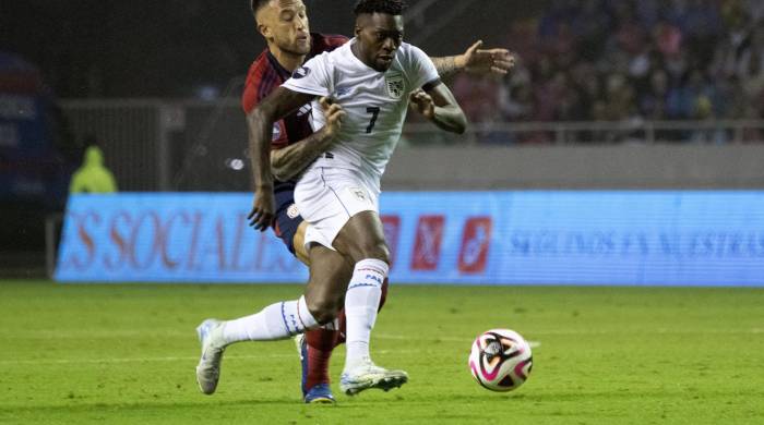 José Luis Rodríguez (der.) durante el juego frente a Costa Rica.