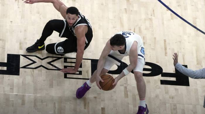 Jake LaRavia (d) de los Memphis Grizzlies disputa el balón con Ben Simmons de los Brooklyn Nets, este miércoles durante un partido de la NBA.