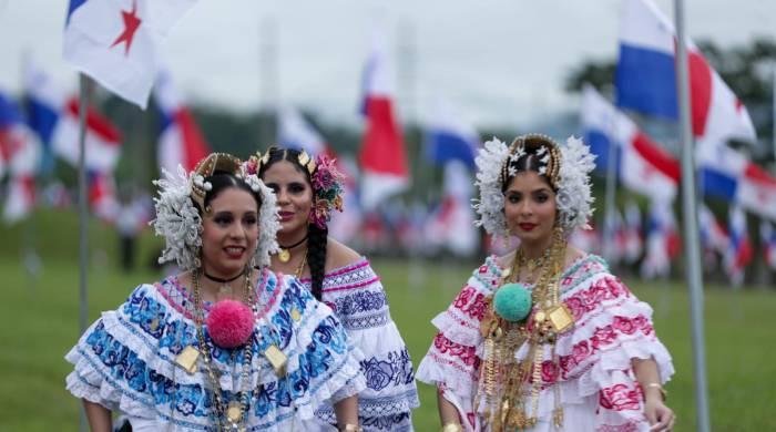 En mayo de 1958, un grupo de panameños sembró banderas en la Zona del Canal.