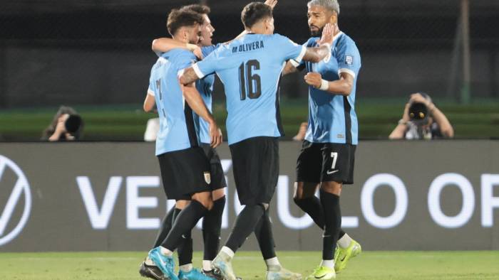 Jugadores de Uruguay celebran un gol en el partido frente a Colombia.