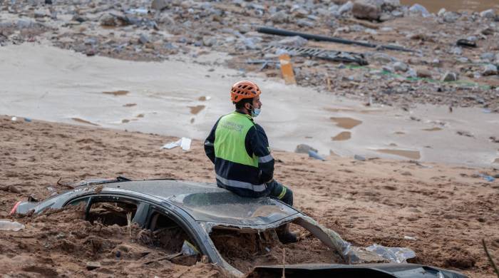 Continúan este domingo por quinto día consecutivo las labores de limpieza y desescombro en Paiporta, Valencia, uno de los municipios gravemente afectados por el paso de la DANA el pasado martes, 29 de octubre.