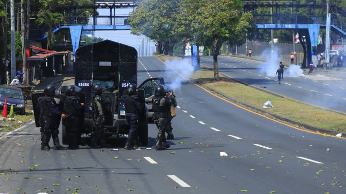 Unidades de control de multitudes en medio de manifestación en la Universidad de Panamá.