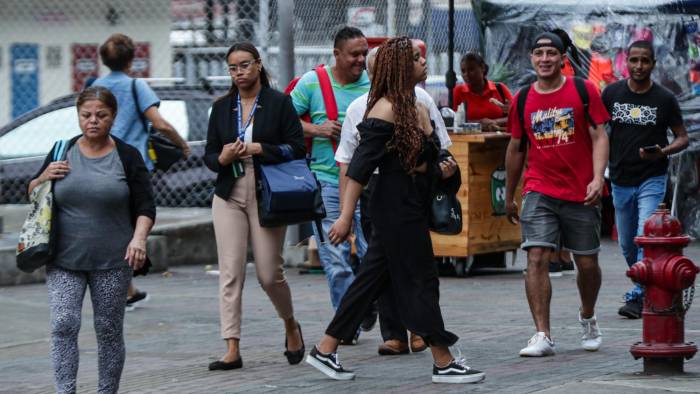 El aumento del desempleo y la informalidad recrudece la crisis laboral del país.