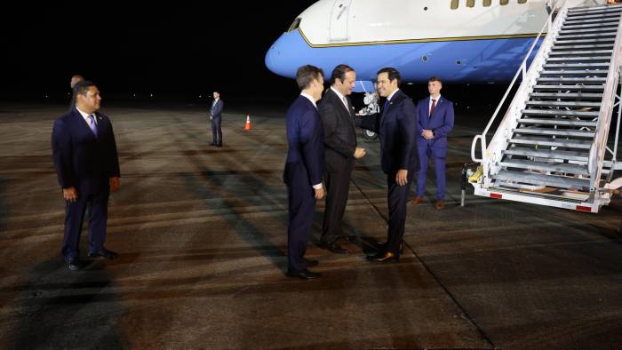 El avión de la Fuerza Aérea que trasladaba a Rubio aterrizó sobre las 8:34 p.m. hora local.