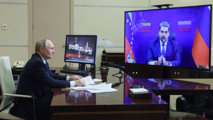 El presidente de Rusia, Vladímir Putin, hablando con el mandatario de Venezuela, Nicolás Maduro.