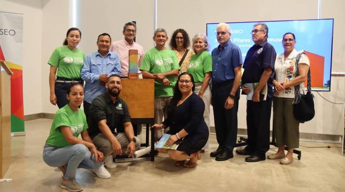 El equipo de Matusagaratí junto a la Dra. Candanedo en la ceremonia del premio Pilares del Biomuseo.