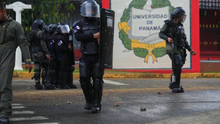 Agentes de control de multitudes en una de las entradas de la Universidad de Panamá.