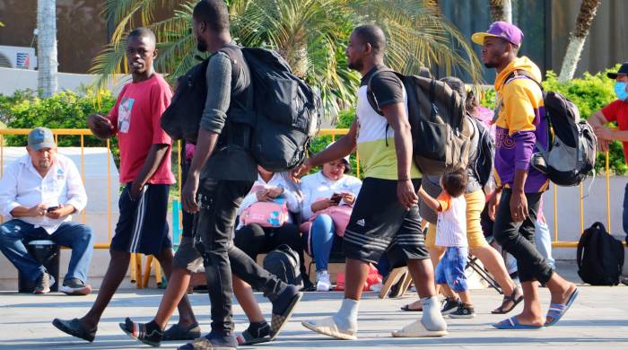 Migrantes permanecen en las principales plazas en la ciudad de Tapachula.
