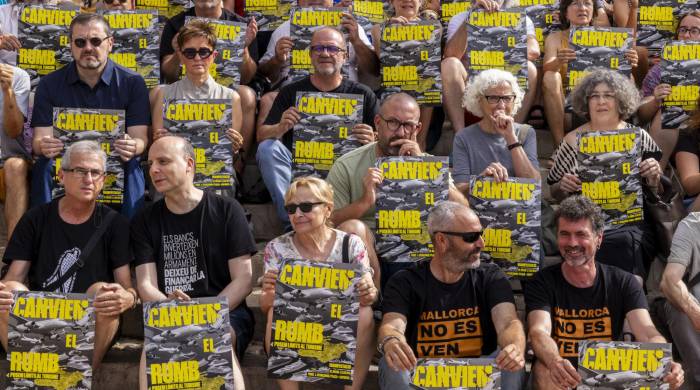 Vista de la concentración de La plataforma 'Cambiemos el rumbo, pongamos límites al turismo', que anima a participar en la manifestación contra el turismo masivo programada para el 21 de julio.