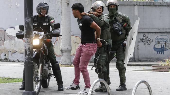 Integrantes de la Guardia Nacional Bolivariana detienen a un manifestante opositor este martes 30 de julio de 2024 en Caracas (Venezuela).