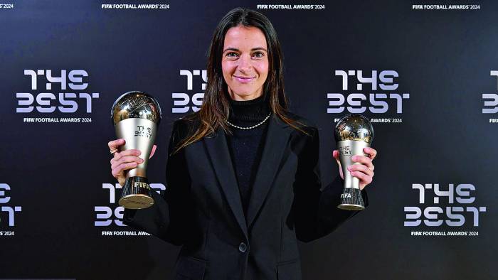 Aitana Bonmatí posa con los galardones recibidos, durante la gala de los Premios The Best 2024.