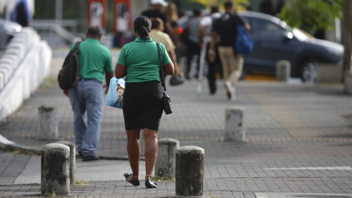 Las empleadas domésticas vive un descenso continuo y en febrero llegó a mínimos de afiliación a la Seguridad Social.