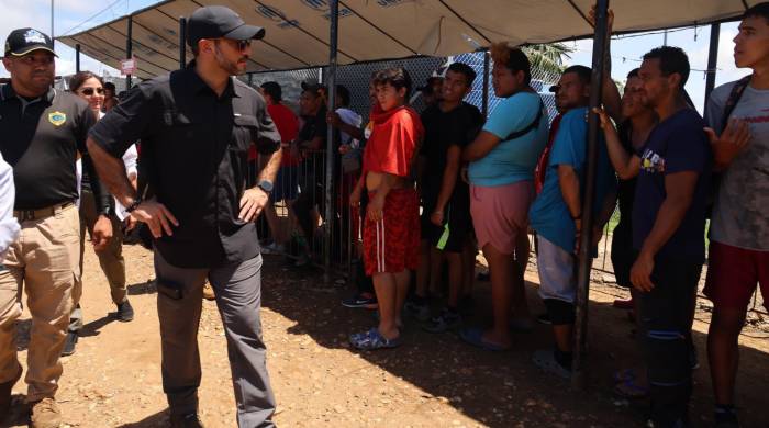 Vicecanciller Ruiz-Hernández en su visita a comunidades receptoras de migrantes en el Darién.