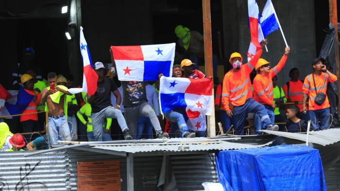 Tensión en la Avenida Balboa: obreros y antimotines se enfrentan