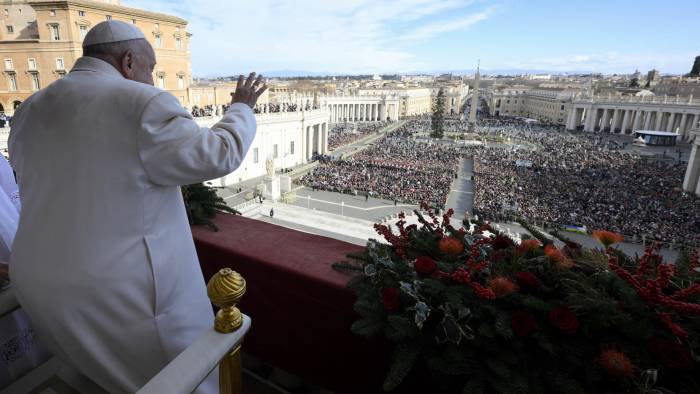 El papa Francisco durante el mensaje Urbi et Orbi y la bendición a la ciudad y al mundo como parte de las celebraciones navideñas, en la plaza de San Pedro.