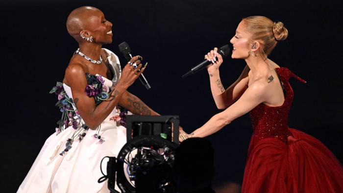 La cantante y actriz británica Cynthia Erivo (izq.) y la cantante y actriz estadounidense Ariana Grande actúan en el escenario durante la 97.ª edición de los Premios Óscar.