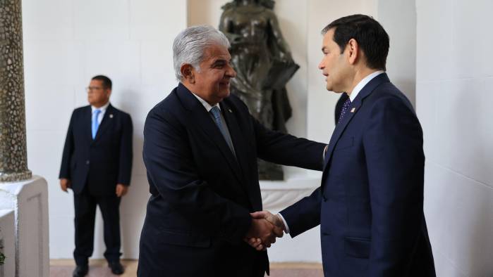 Fotografía cedida por el Gobierno de Panamá del presidente José Raúl Mulino (Izq.) saludando al secretario de Estado de Estados Unidos, Marco Rubio, antes de su reunión en el Palacio de las Garzas.