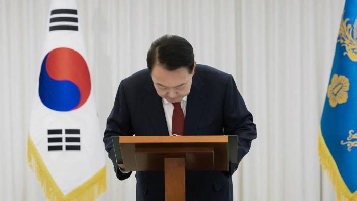 Esta fotografía tomada el 14 de diciembre de 2024 y publicada por la Oficina Presidencial de Corea del Sur muestra al presidente Yoon Suk Yeol dando un discurso público desde su residencia oficial en Seúl.