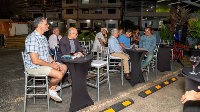 Un grupo de periodistas, artistas, gestores culturales y otros profesionales, en el conversatorio titulado “El periodismo cultural: ¿critica o propaganda?”.