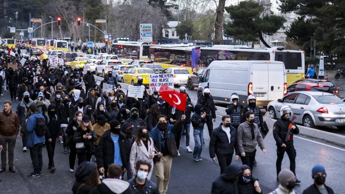 Estudiantes se manifiestan en el distrito de Beşiktaş de Estambul para apoyar al alcalde de la ciudad, principal rival del presidente turco.