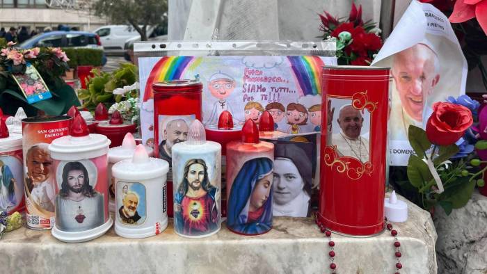 Cartas, globos y flores en las puertas del hospital Gemelli en Roma, donde el papa Francisco permanece ingresado.