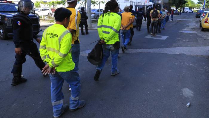 Detención de trabajadores.