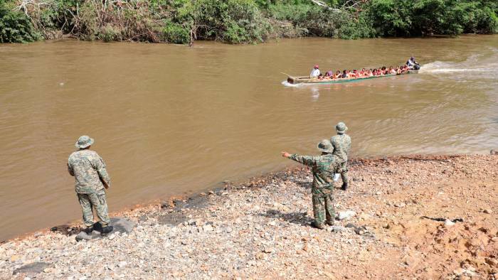 Cifras jamás registradas de seres humanos cruzan a diario el Tapón del Darién hacia América del Norte.