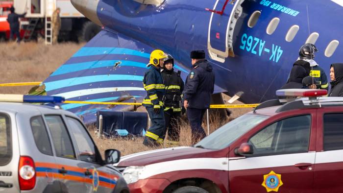 Especialistas en emergencias trabajan en el lugar del accidente de un avión de pasajeros de Azerbaiyán Airlines cerca de la ciudad kazaja de Aktau.