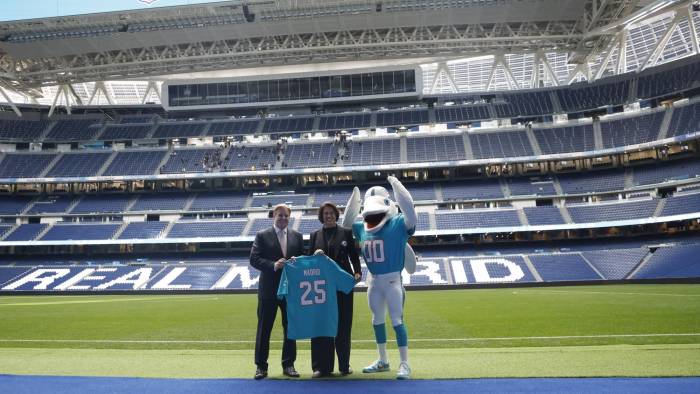 Brett Gosper, director de la NFL en Europa y Asia-Pacífico y Pri Shumate, vicepresidenta de los Miami Dolphins, en el césped del estadio Santiago Bernabéu.