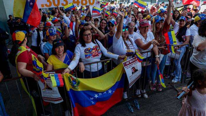 Venezolanos participaron de la convocatoria de la oposición venezolana en el Teatro Anayansi.