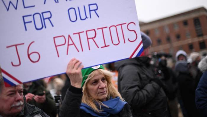 Sandy Weir, partidaria de Trump, sostiene una pancarta fuera de las instalaciones de detención central de Washington, D. C., donde algunos acusados del ataque al Capitolio del 6 de enero de 2021 estuvieron retenidos.