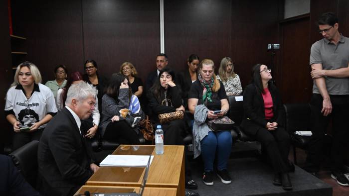 De izquierda a derecha; Veronica Ojeda, Jana Maradona, Dalma Maradona, y Giannina Maradona durante el juicio por la muerte del exseleccionado de Argentina, Diego Armando Maradona.