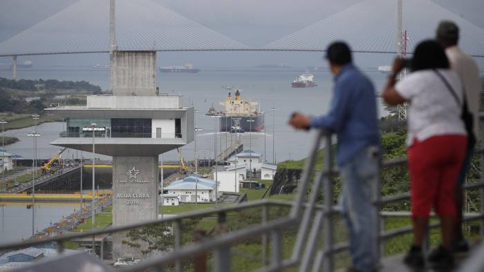 Fotografía de archivo que muestra a personas observando el tránsito de un buque por las esclusas de Agua Clara, en el Canal de Panamá.