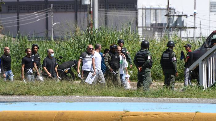 Algunos familiares fueron notificados sobre las excarcelaciones, mientras que otros se acercaron hasta los centros penitenciarios.