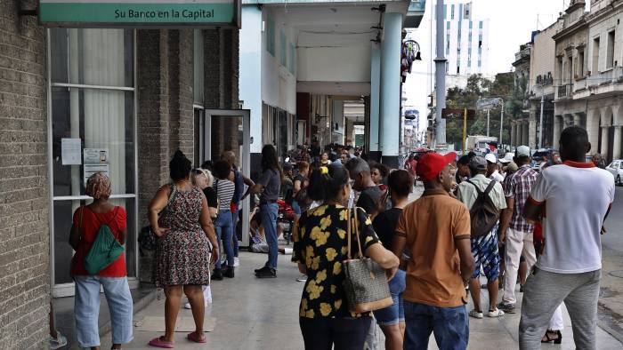 Personas hacen fila para entrar al Banco Metropolitano este viernes, en La Habana, Cuba.