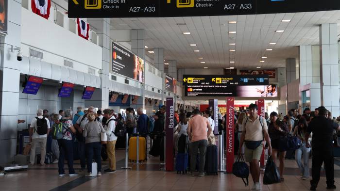 Pasajeros se movilizan por el Aeropuerto Internacional de Tocumen.