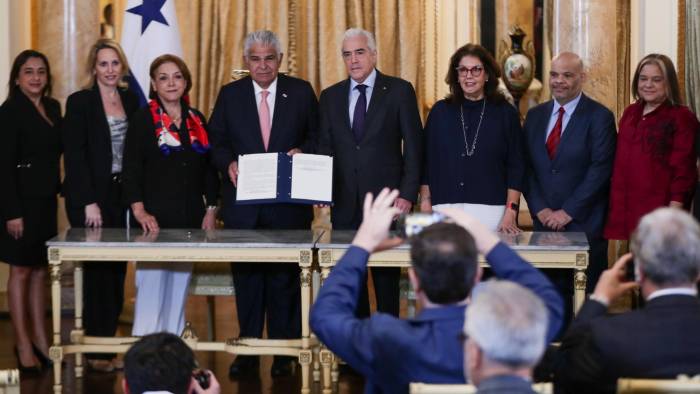 El presidente de la República, José Raúl Mulino, junto a representantes de los medios tras firmar la Declaración de Chapultepec.