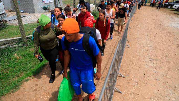 Migrantes llegando a albergue en Darién