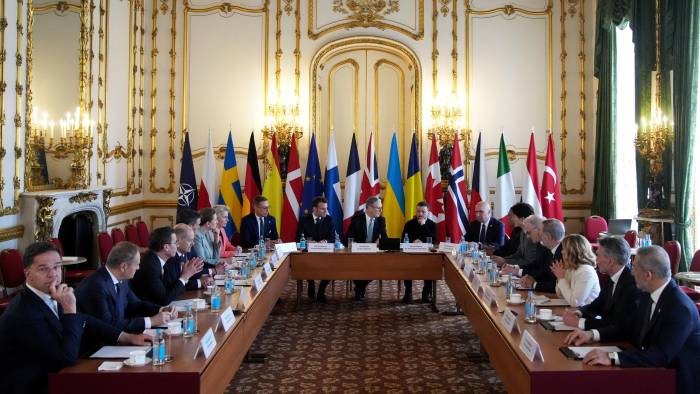 Los 18 dirigentes presentes en la cumbre junto a Zelenski tenían ante sí ‘un momento único en una generación para la seguridad de Europa’, dijo Keir Starmer.