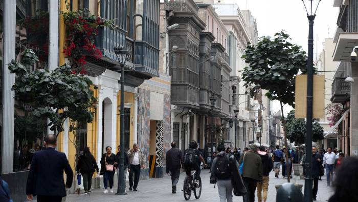 Fotografía de una calle del centro histórico en Lima, Perú.