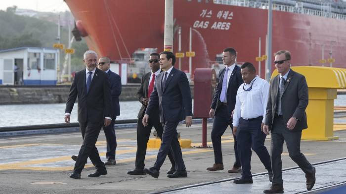 Rubio junto al administrador de la ACP, Ricauter Vásquez en las esclusas de Miraflores.